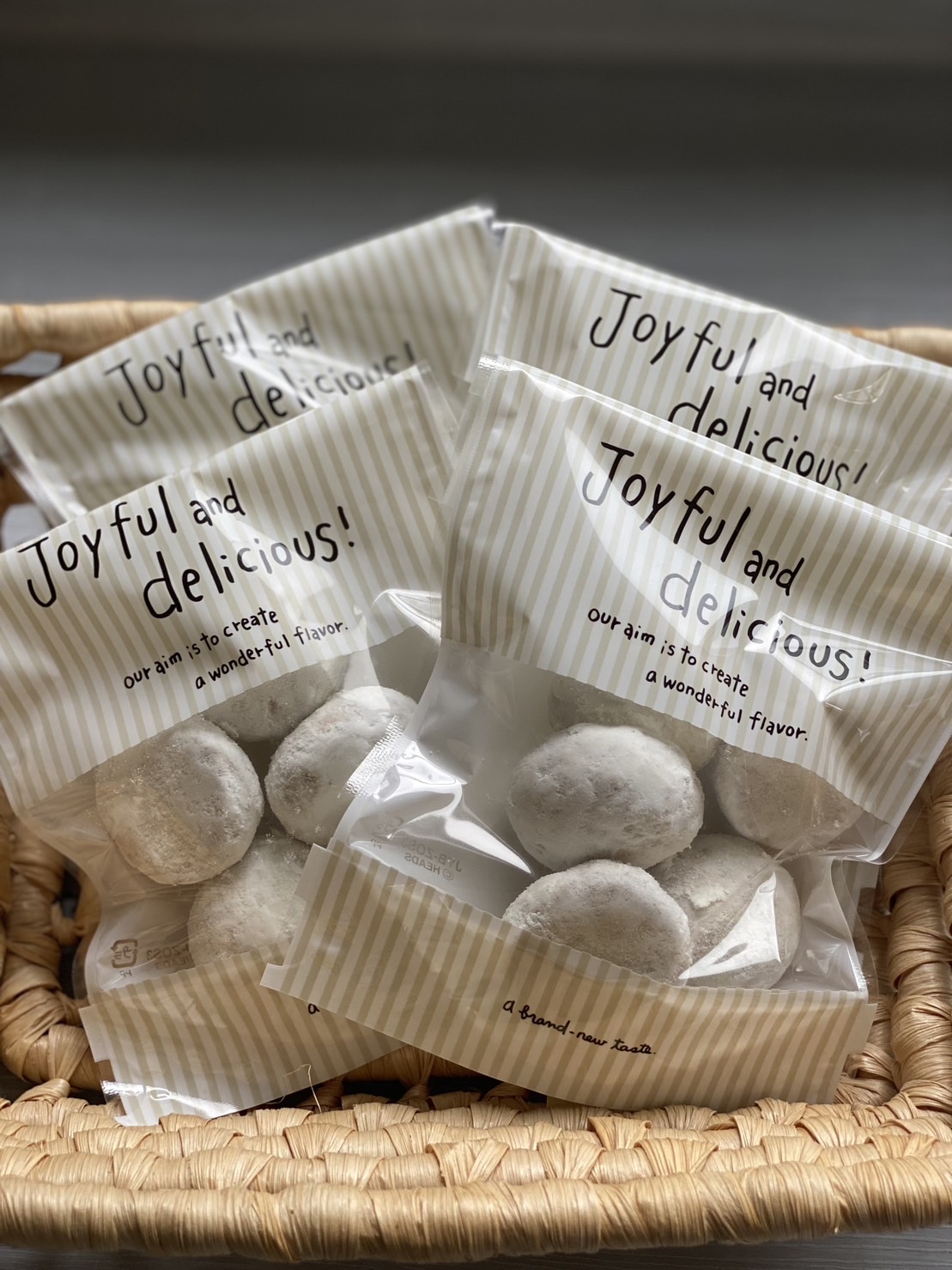 白くて丸い焼き菓子「スノーボール」が数個ずつ、「Joyful and delicious!」と書かれた可愛い袋に入っている